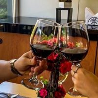 Pareja brindando con vino del Maule en EcoHotel Talca durante San Valentín