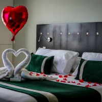 "Habitación romántica decorada para San Valentín en EcoHotel Talca, Maule